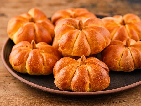 Малки тиквени хлебчета / питки във формата на тиква - снимка на рецептата